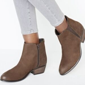 Steve Madden women 7.5 Nytroo Chelsea bootie brown